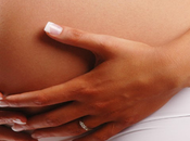 mirada reflexiva hacia embarazada cuerpo