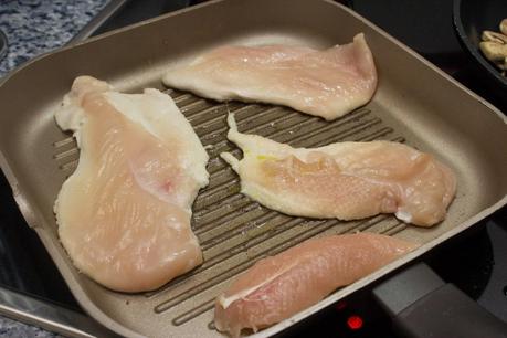 filetes de pollo con patatas y salsa de champiñones