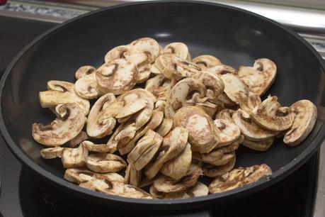 filetes de pollo con patatas y salsa de champiñones