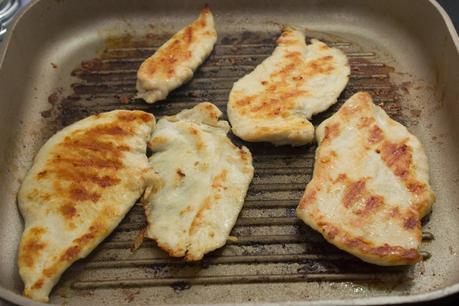 filetes de pollo con patatas y salsa de champiñones