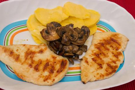 filetes de pollo con patatas y salsa de champiñones