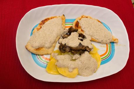 filetes de pollo con patatas y salsa de champiñones