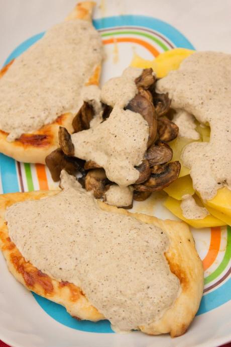 filetes de pollo con patatas y salsa de champiñones