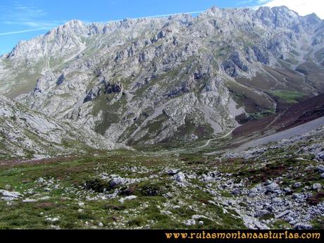 Ruta Urriellu, Canal de la Celada, Collada Bonita, Moñetas, Vegas del Toro: Valle de Moñetas saliendo a las Vegas del Toro