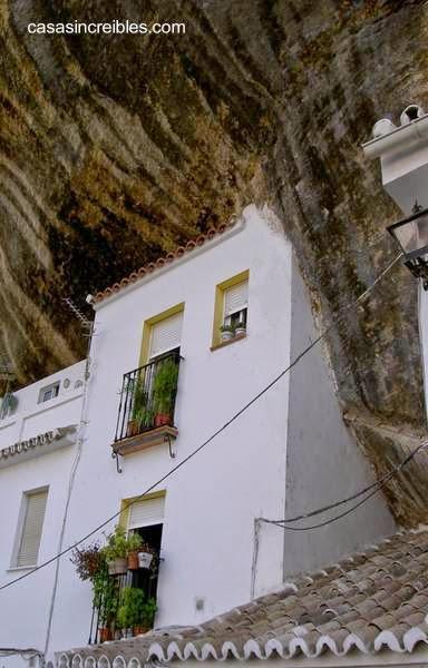 Casas andaluzas en cuevas de Setenil de las Bodegas.