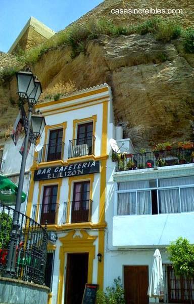 Casas andaluzas en cuevas de Setenil de las Bodegas. Casas andaluzas en cuevas de Setenil de las Bodegas.