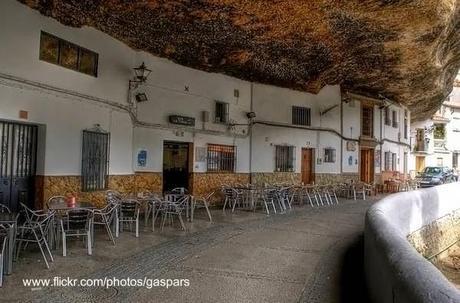Casas andaluzas en cuevas de Setenil de las Bodegas. Casas andaluzas en cuevas de Setenil de las Bodegas.