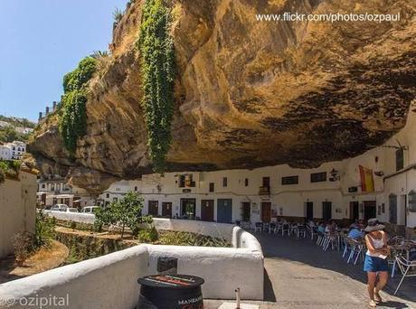 Casas andaluzas en cuevas de Setenil de las Bodegas.