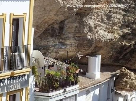 Casas andaluzas en cuevas de Setenil de las Bodegas.