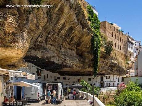Casas andaluzas en cuevas de Setenil de las Bodegas. Casas andaluzas en cuevas de Setenil de las Bodegas.