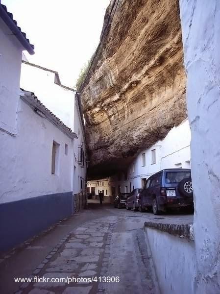 Casas andaluzas en cuevas de Setenil de las Bodegas.