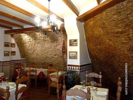 Casas andaluzas en cuevas de Setenil de las Bodegas.