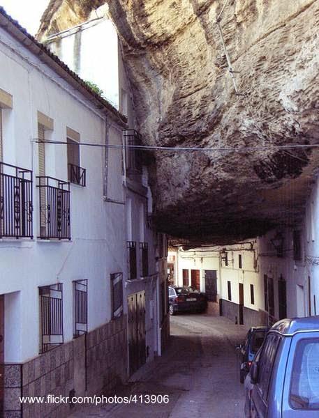 Casas andaluzas en cuevas de Setenil de las Bodegas.