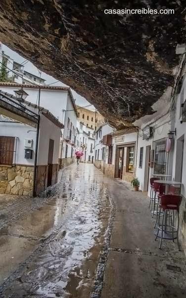 Casas andaluzas en cuevas de Setenil de las Bodegas.