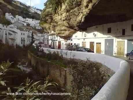 Casas andaluzas en cuevas de Setenil de las Bodegas. Casas andaluzas en cuevas de Setenil de las Bodegas.