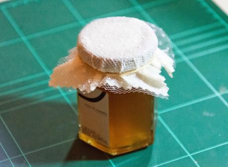 papel crepe y tul sujetos con goma elástica