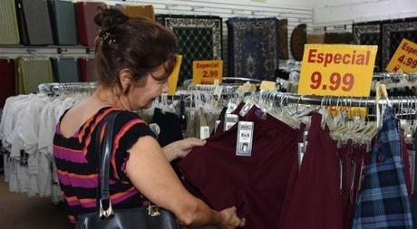 Tienda de Miami vende uniformes escolares para Cuba