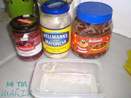 Los trucos de la Mari: Limpiar botes de cristal pringosos sin perder nuestro estropajo en el intento