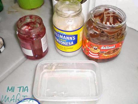 Los trucos de la Mari: Limpiar botes de cristal pringosos sin perder nuestro estropajo en el intento