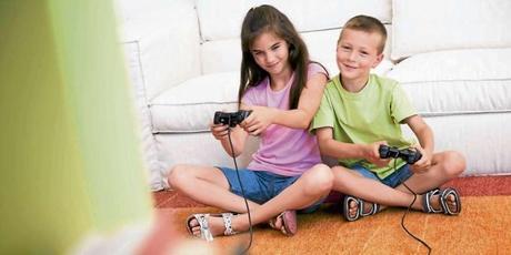 niños jueguen con videojuegos