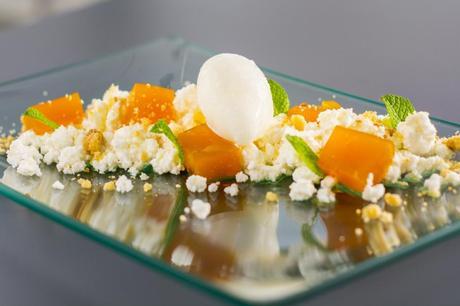 Requesón, membrillo de mango, menta y helado de lemon grass BACIRA