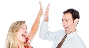 KLM regala vuelos a Nueva York y Amsterdam a las personas que mejor choquen los cinco.