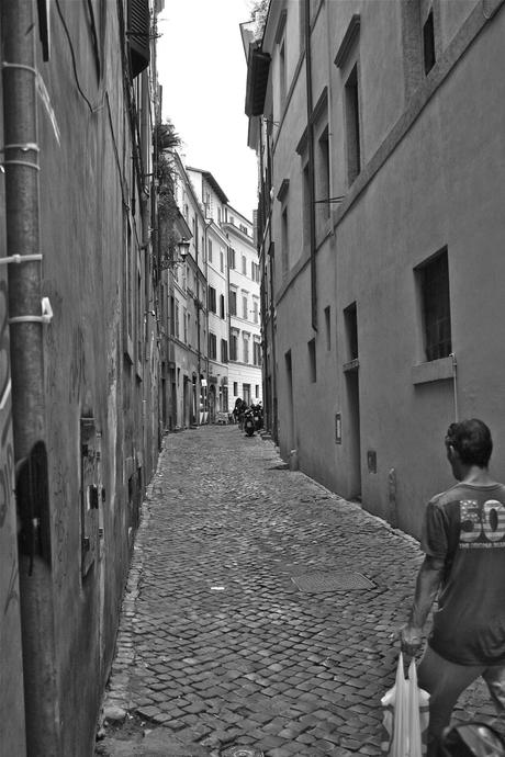 RECUERDOS DE UN VIAJERO IMPENITENTE: UN PASEO ROMANO EN ByN