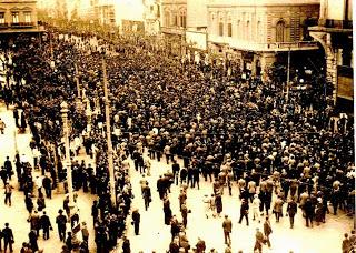 La policía intenta dispersar el entierro que se transformó en toda una manifestación (creartehistoria)