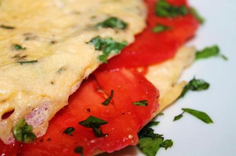 Crepes de tortilla de albahaca rellenos de tomate fresco.