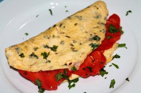 Crepes de tortilla de albahaca rellenos de tomate fresco.