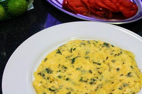 Crepes de tortilla de albahaca rellenos de tomate fresco.