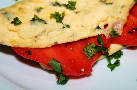 Crepes de tortilla de albahaca rellenos de tomate fresco.