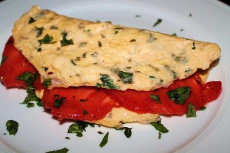 Crepes de tortilla de albahaca rellenos de tomate fresco.