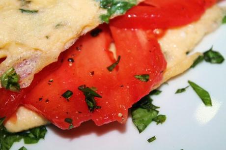 Crepes de tortilla de albahaca rellenos de tomate fresco.