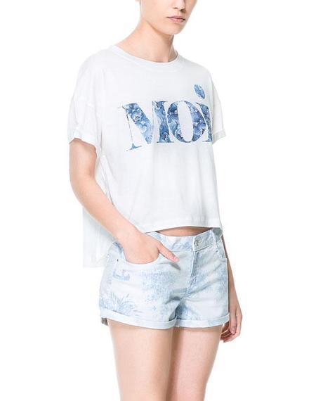 Imagen 1 de CAMISETA TEXTOS FLORALES de Zara