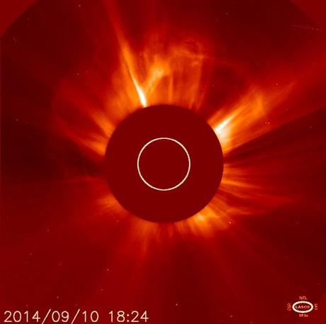 Eyección de masa coronal captado por LASCO (The Large Angle and Spectrometric Coronagraph) uno de una serie de instrumentos a bordo del Observatorio Solar y Heliosférico (SOHO)