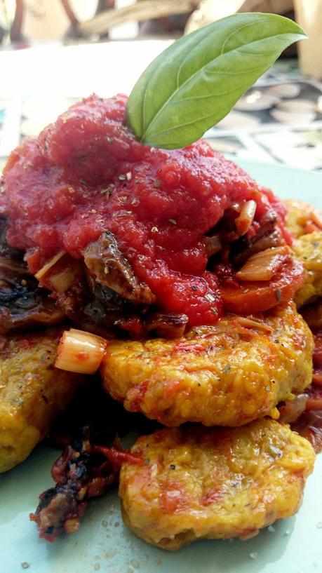 Ñoquis o gnocchi de patata y calabaza con verduras y salsa de tomate y albahaca