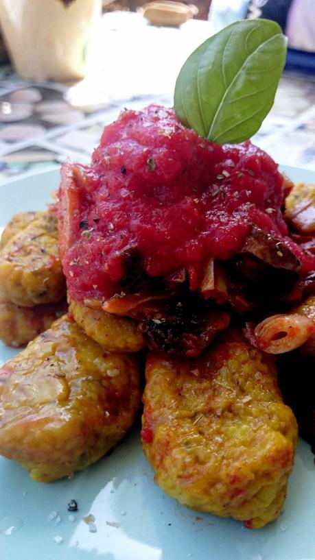 Ñoquis o gnocchi de patata y calabaza con verduras y salsa de tomate y albahaca