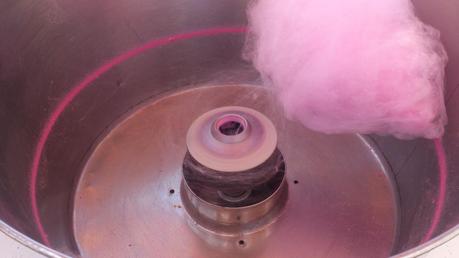 algodon de azucar en una de las paradas de las fiestas de Sants de Barcelona