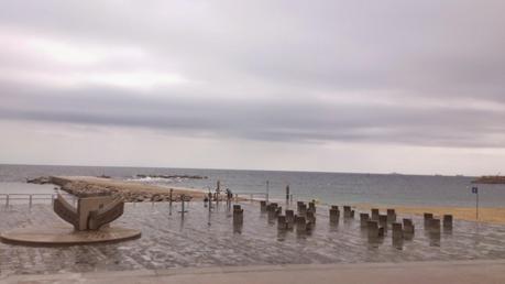 playa de la barceloneta lluvia