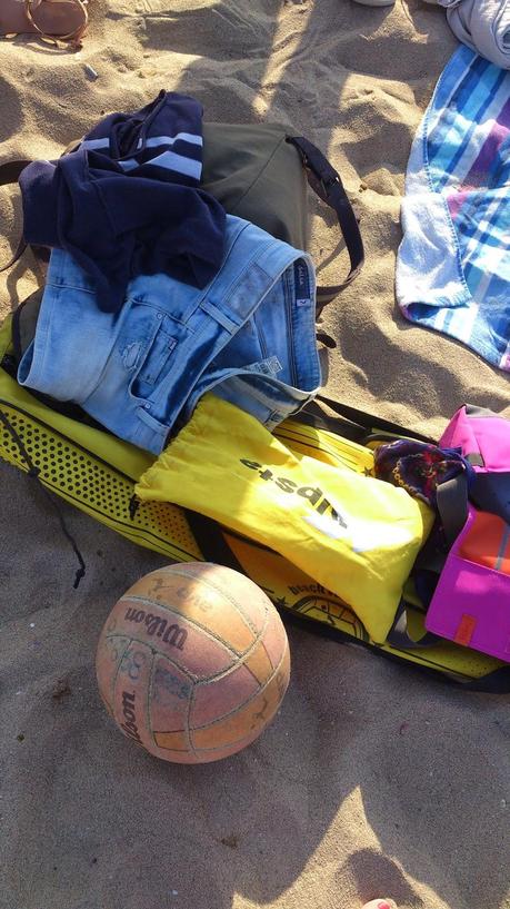 Jugar a voley playa en la Barceloneta