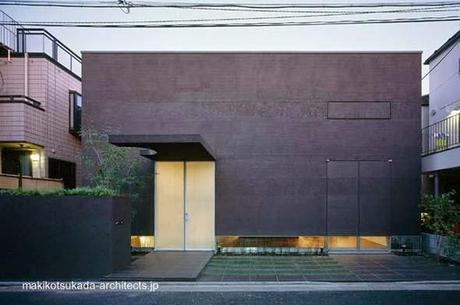 Fachada principal de una vivienda urbana japonesa