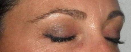 maquillaje, makeup, eyeliner, lineas de agua, labial, azul y rosa, rabillo