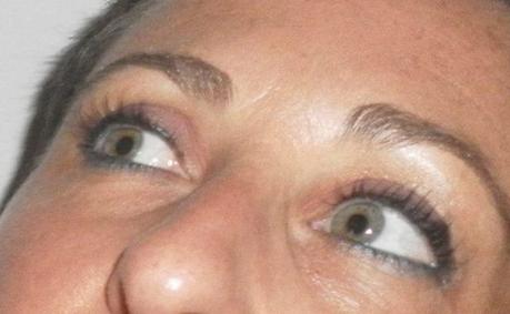 maquillaje, makeup, eyeliner, lineas de agua, labial, azul y rosa, rabillo