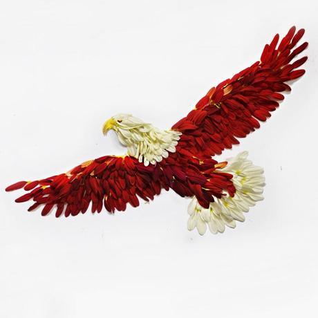 Águila de Hong Yi hecha con pétalos