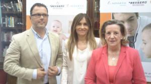 Vestida de rosa la doctora Hernández Sampelayo presentando el producto de Novartis.