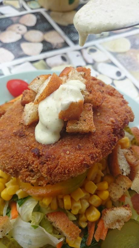 Ensalada estilo Cesar con pollo vegano y salsa Cesar