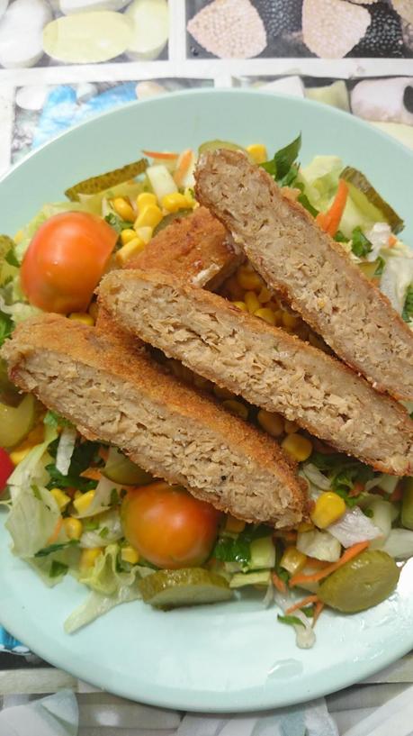 Ensalada estilo Cesar con pollo vegano y salsa Cesar