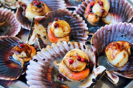 Del mar: zamburiñas a la plancha con pimienta rosa