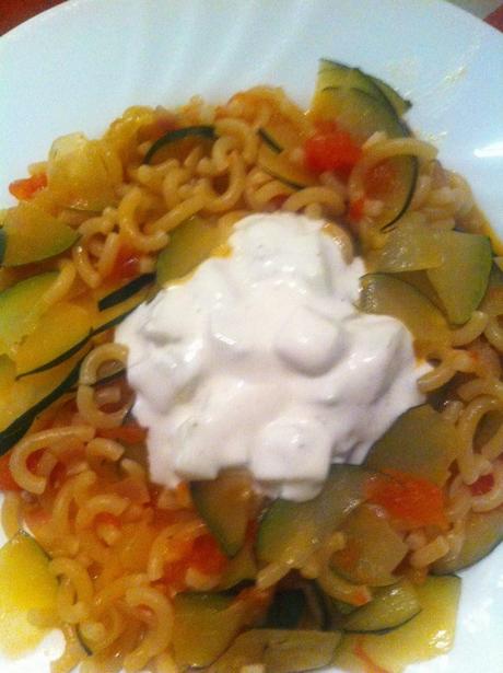 Fideuá Vegetariana con Salsa de Yogur